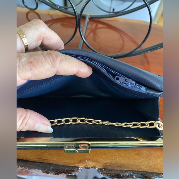 Givency Beautiful Leather Wallet with Box,Dustbag and paperwork - Picture 10 of 16